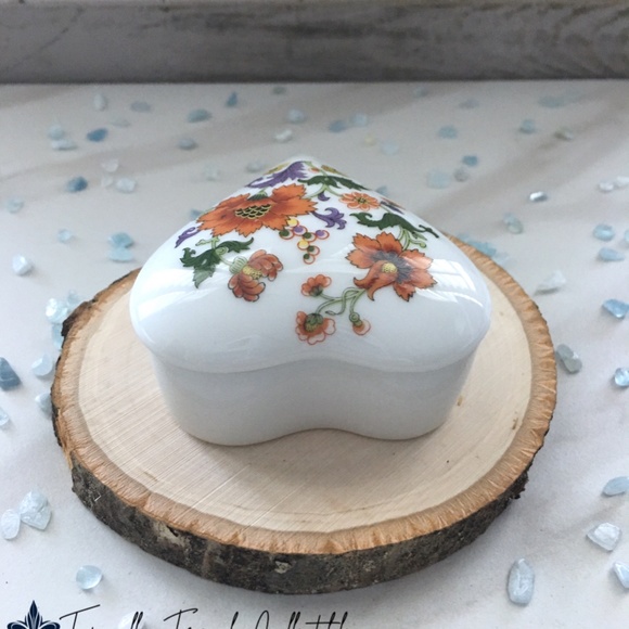 White Flower Heart Shaped Lidded Limoges Trinket Box - Picture 7 of 7